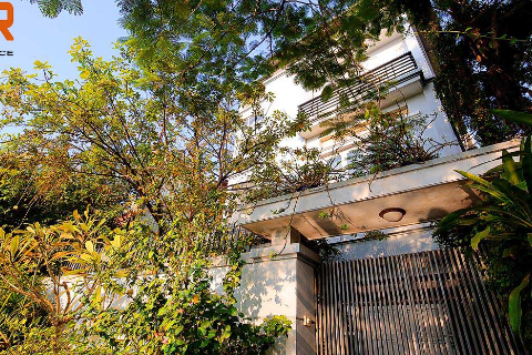 Lake front house for rent in Tay Ho near Intercontinental hotel with yard and 4 bedrooms