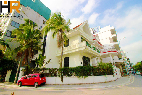 Lake front, conner 4 bedroom house for rent in Tu Hoa - Tay Ho with garage