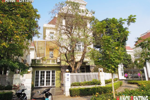 Corner VILLA FOR RENT in Ciputra with 4 beds, big yards & wooden floor