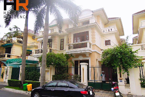 Unfurnished villa for rent in Ciputra next to Unis school & 4 bedrooms