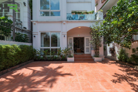 Renovated 5 bedroom house with big yard, car direct access to lease in Tay Ho