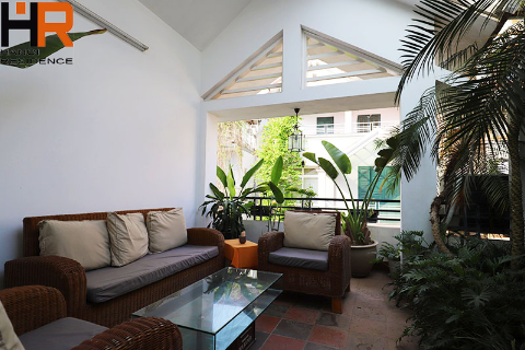 Three-floor House with Cozy Design and Garage for rent in Au Co st