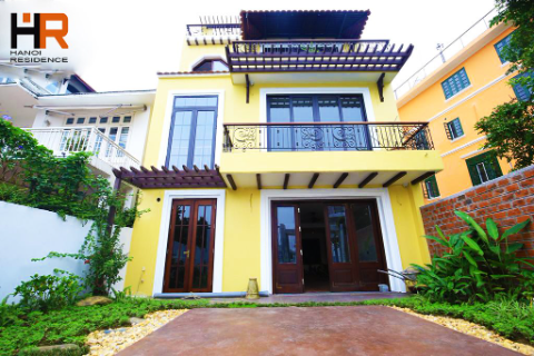 4-bedroom Villa with Lake View and a Large Yard for rent in Tay Ho
