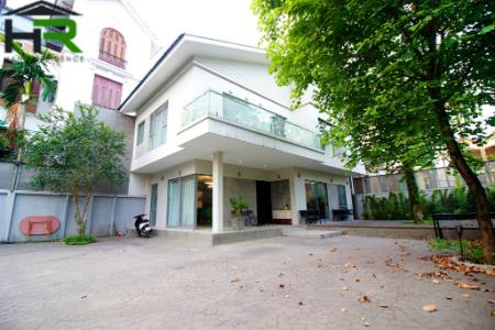 Modern 3 bedroom villa for rent with very huge court-yard in Tay Ho