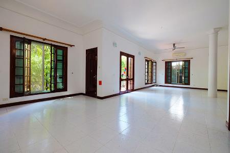 Lake view, garden house with 4 bedrooms in Xomchua- Dang Thai mai