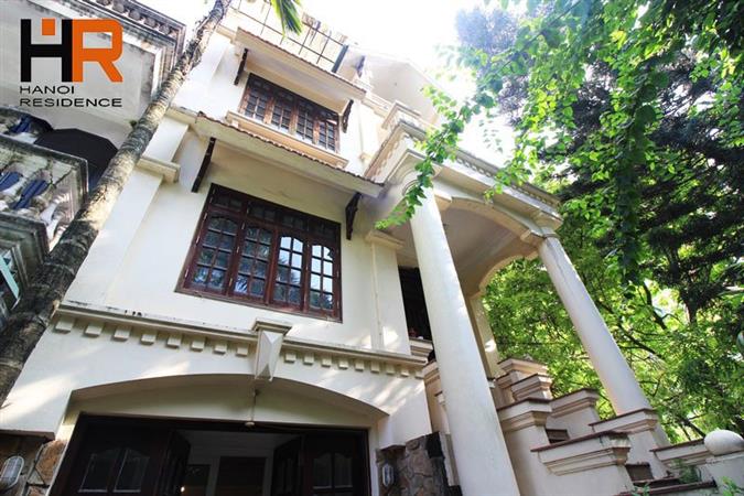 Spacious 4-bedroom house with garden for rent on Au Co street 