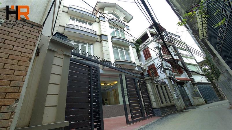 Spacious 5-bedroom house with full furniture and front yard for rent on Au Co street 