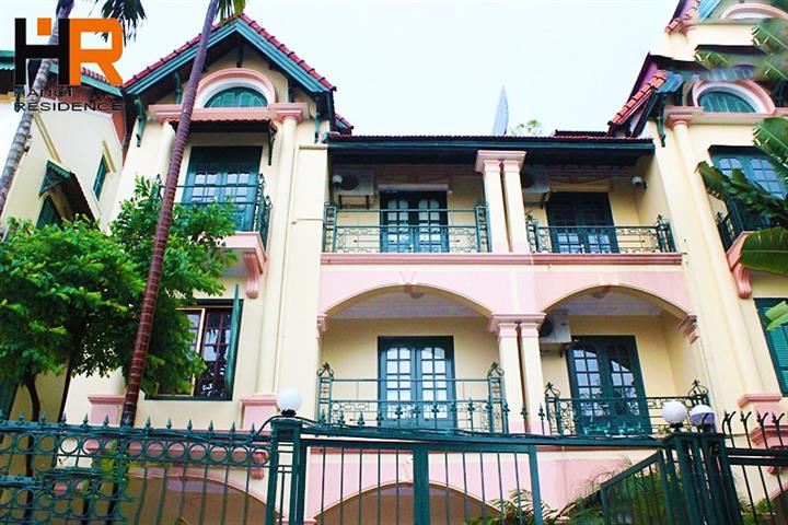 Unfurnished house with 4 bedrooms, big yard, quiet, lake view for rent in Xom Chua, 