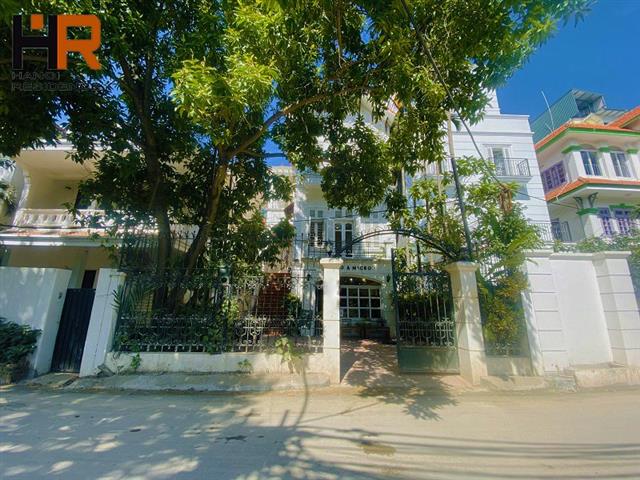 Gorgeous house with 4 bedrooms for rent in Tay Ho, courtyard, car access