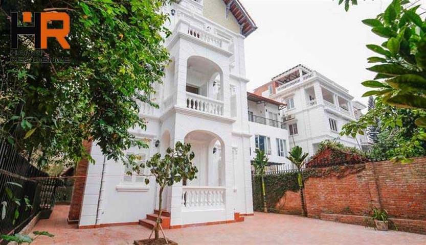Excellent house for rent in Tay Ho with nice design, large courtyard and full furniture