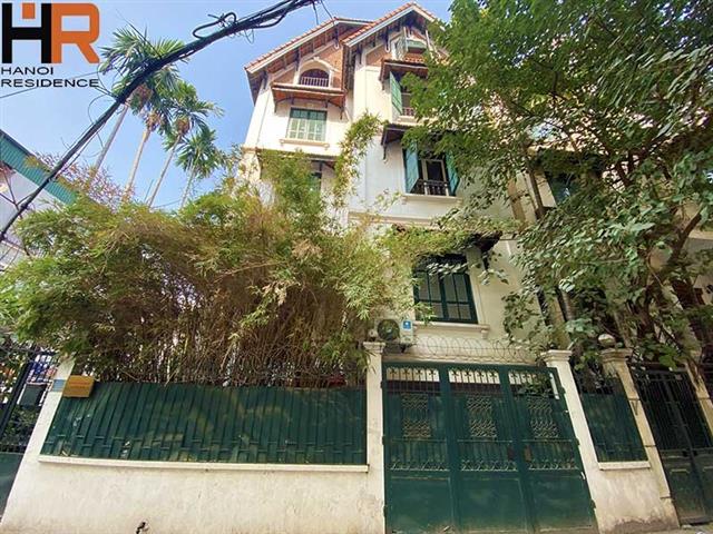 Generous 4 bedroom house for rent with courtyard, large lane, car access 