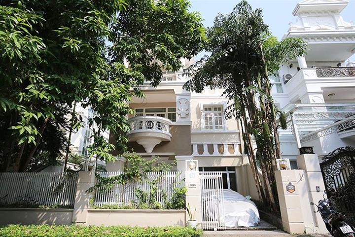 Villa for rent in Ciputra, 324m2, 5 bedrooms with yards and quality furniture