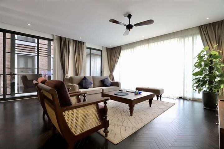 Charming and spacious 4 bedroom apartment for rent on Quang Khanh street